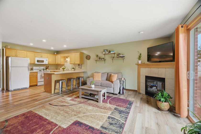 Enjoy the ease of condo living in this well-maintained townhouse - photo 7