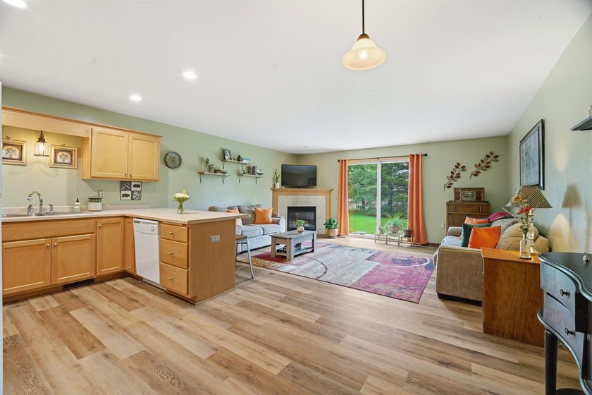 Enjoy the ease of condo living in this well-maintained townhouse - photo 8