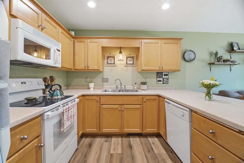 Enjoy the ease of condo living in this well-maintained townhouse - photo 10