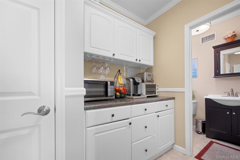 Exquisite custom-built Colonial elegantly positioned midblock on - photo 14