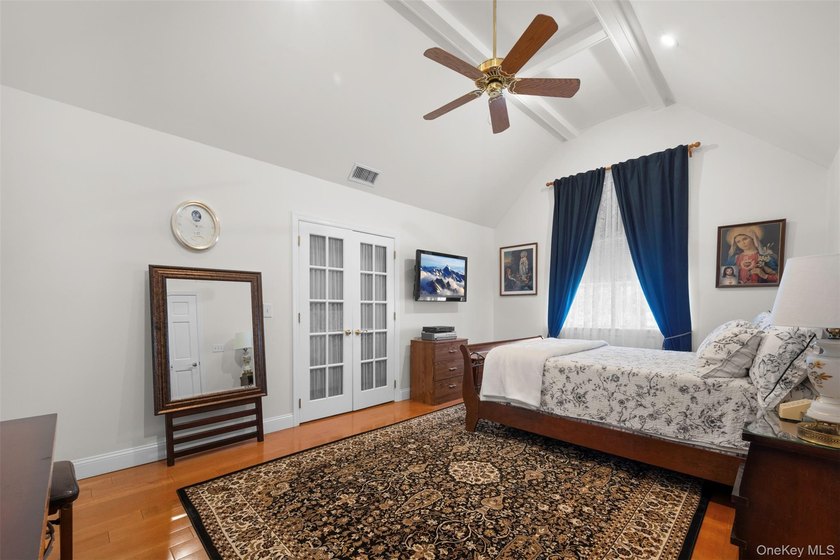 Exquisite custom-built Colonial elegantly positioned midblock on - photo 16
