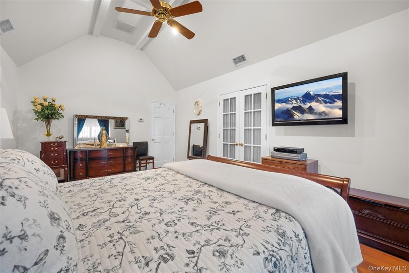Exquisite custom-built Colonial elegantly positioned midblock on - photo 18