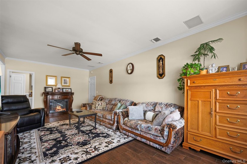 Exquisite custom-built Colonial elegantly positioned midblock on - photo 23
