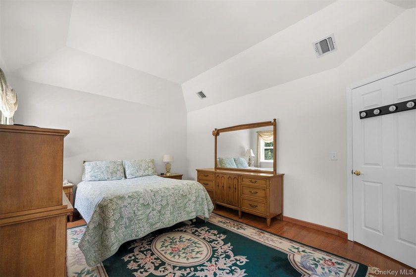 Exquisite custom-built Colonial elegantly positioned midblock on - photo 28