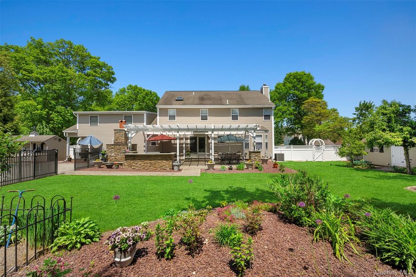 Exquisite custom-built Colonial elegantly positioned midblock on - photo 38