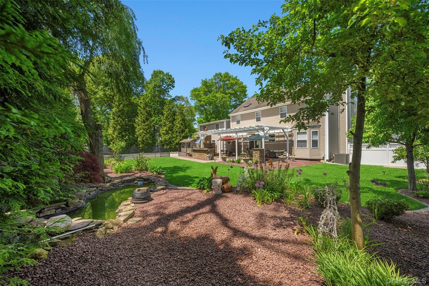 Exquisite custom-built Colonial elegantly positioned midblock on - photo 39