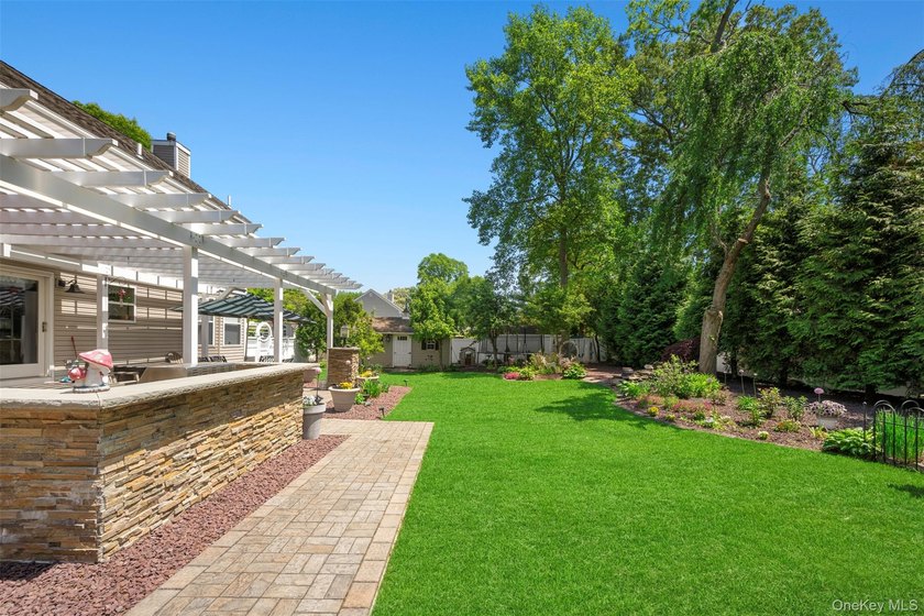 Exquisite custom-built Colonial elegantly positioned midblock on - photo 41