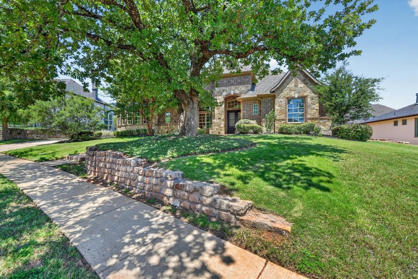 One of the largest Single-Story custom homes in Lantana's - photo 4