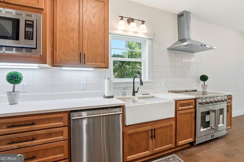 Superlative NEW CONSTRUCTION (w/ dock access) in the heart of - photo 17