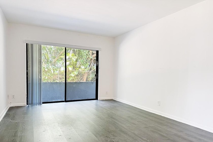 Freshly updated 2-bedroom, 1-bath condominium in Presidential - photo 2