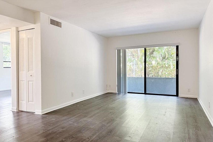Freshly updated 2-bedroom, 1-bath condominium in Presidential - photo 3