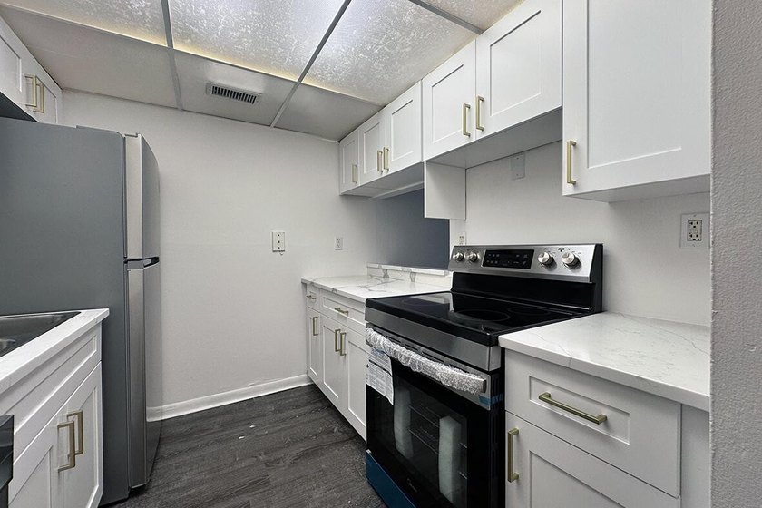 Freshly updated 2-bedroom, 1-bath condominium in Presidential - photo 6