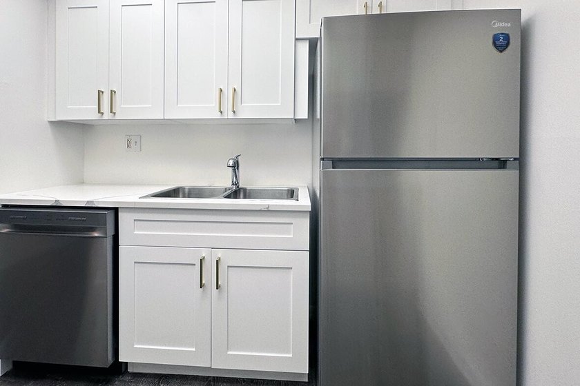 Freshly updated 2-bedroom, 1-bath condominium in Presidential - photo 8