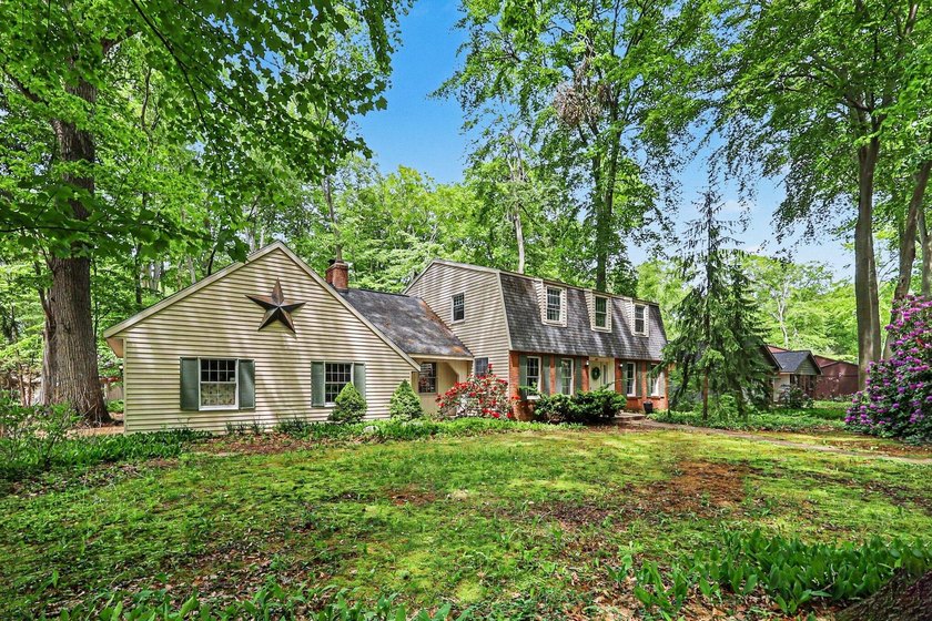 Welcome home to Merrigold Woods! This ideal location is just - photo 3