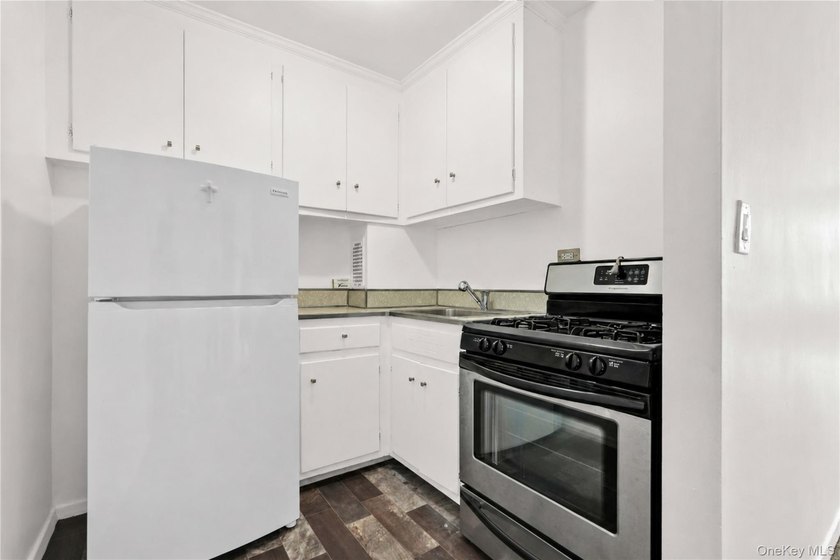 Welcome to this spacious and well-maintained co-op studio in the - photo 8