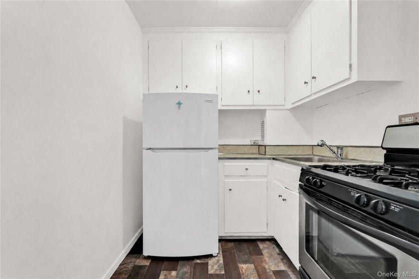Welcome to this spacious and well-maintained co-op studio in the - photo 9
