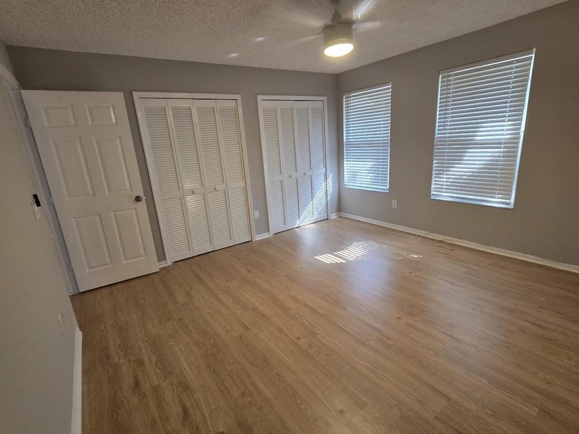 Beautiful 4-bedroom, 2.5-bath two-story lakefront home with a - photo 21