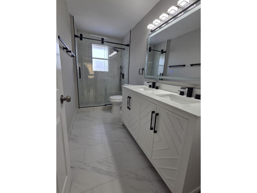 Beautiful 4-bedroom, 2.5-bath two-story lakefront home with a - photo 22