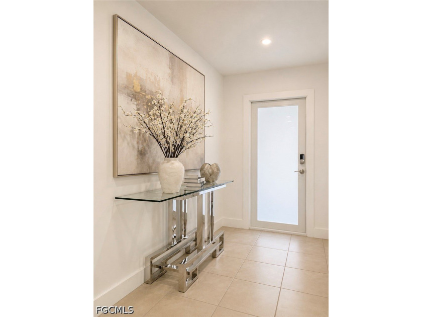 PRIME LOCATION! Beautifully updated home conveniently located - photo 4