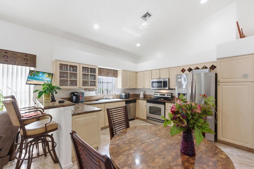 Welcome home to this well-maintained property, ideally located - photo 6