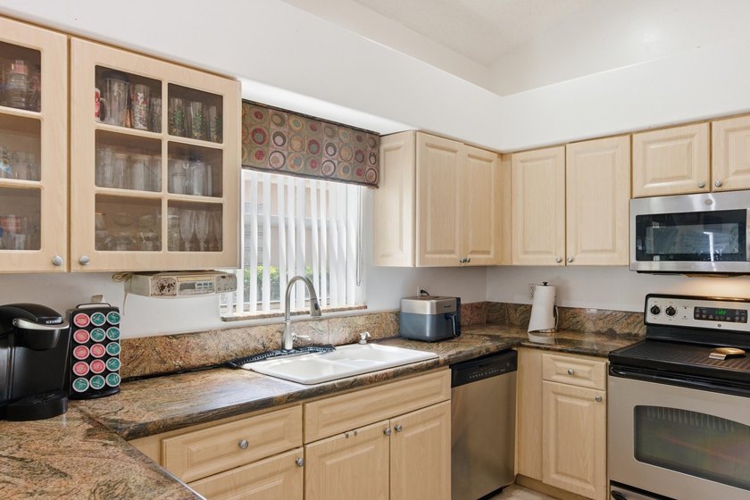 Welcome home to this well-maintained property, ideally located - photo 8