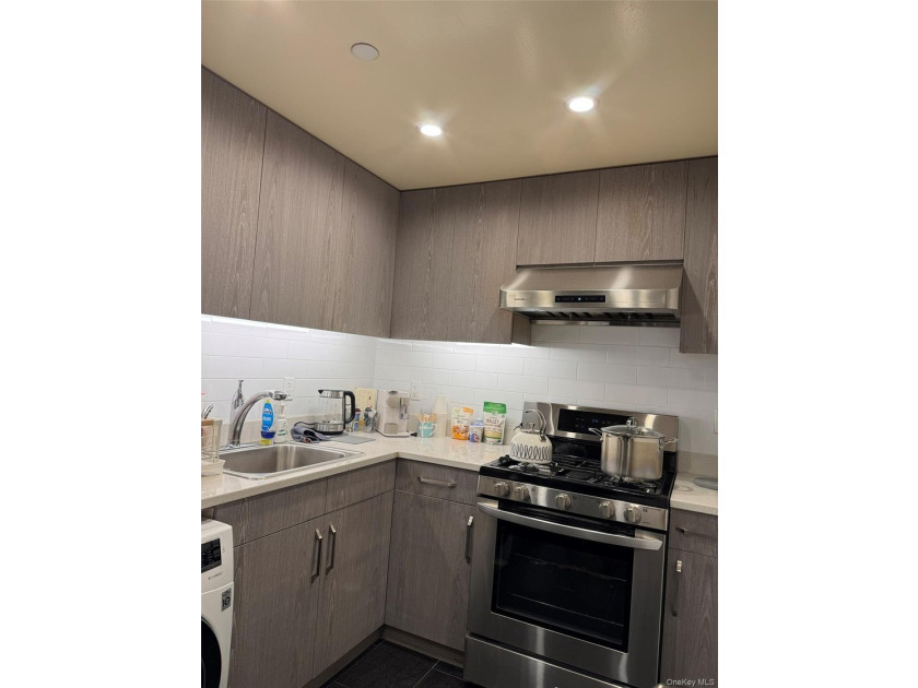Bright and spacious 1-bedroom, 1-bath condo offering - photo 2