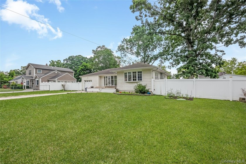 Opportunity awaits with this spacious open-concept ranch with - photo 2