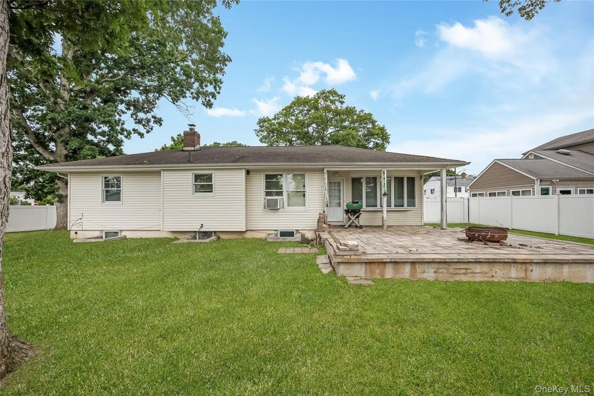 Opportunity awaits with this spacious open-concept ranch with - photo 3