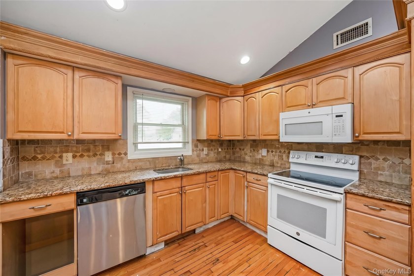 Opportunity awaits with this spacious open-concept ranch with - photo 5