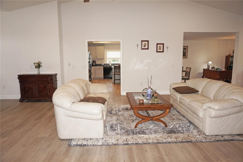 Spacious and impressive 4 Bedroom, 3 Bathroom home with attached - photo 11