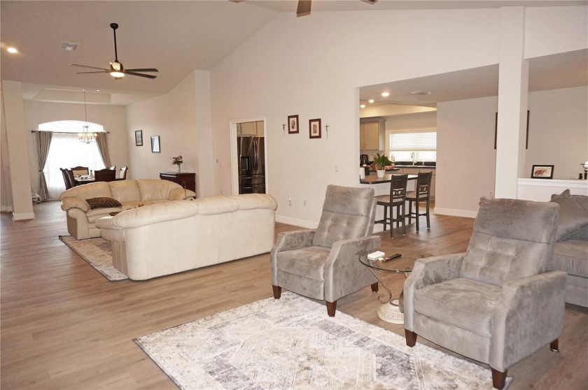 Spacious and impressive 4 Bedroom, 3 Bathroom home with attached - photo 13