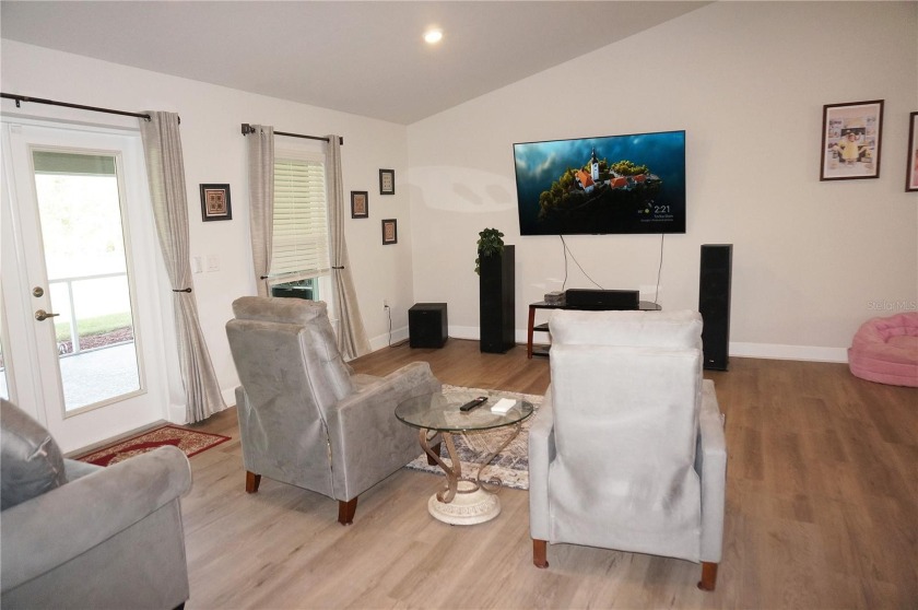 Spacious and impressive 4 Bedroom, 3 Bathroom home with attached - photo 14