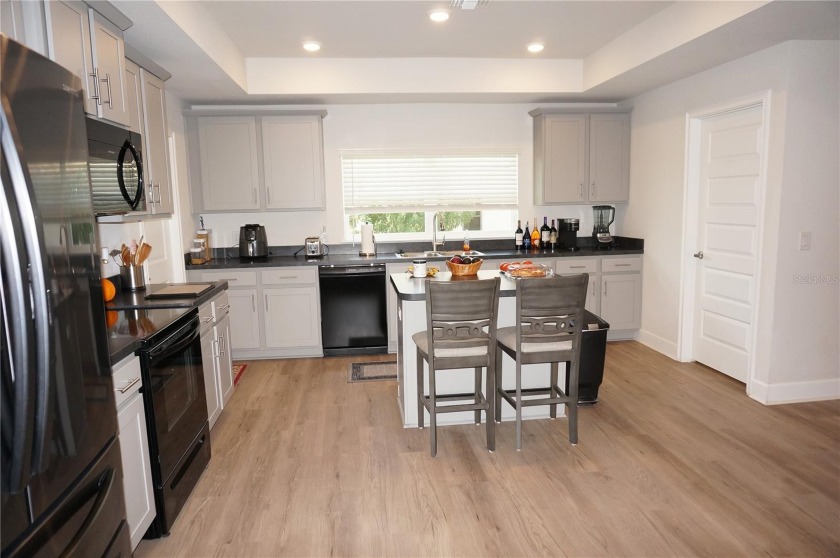Spacious and impressive 4 Bedroom, 3 Bathroom home with attached - photo 16