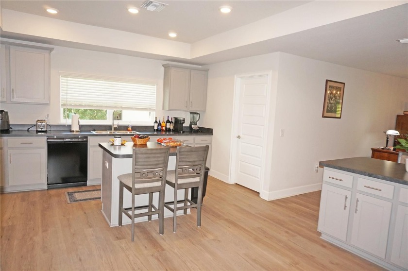 Spacious and impressive 4 Bedroom, 3 Bathroom home with attached - photo 17