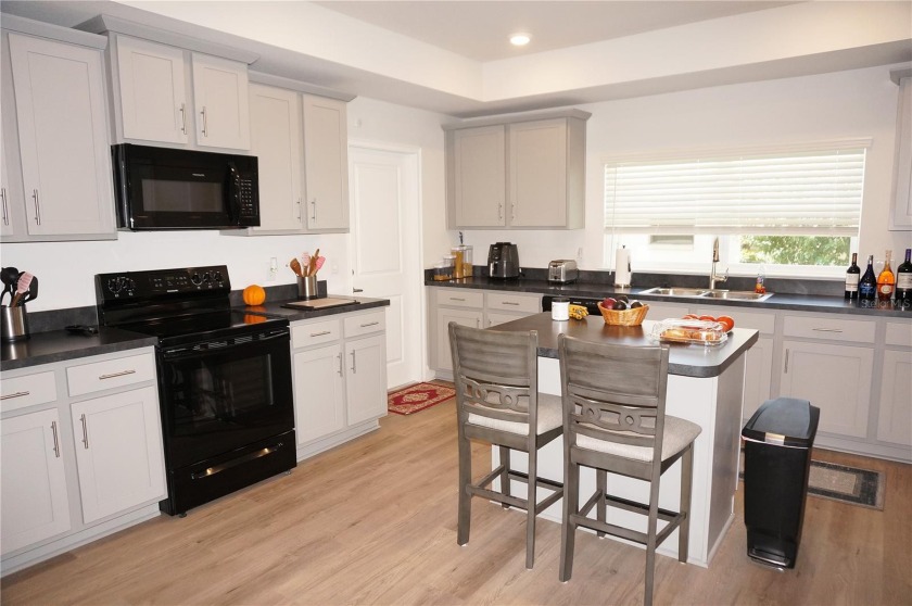 Spacious and impressive 4 Bedroom, 3 Bathroom home with attached - photo 18