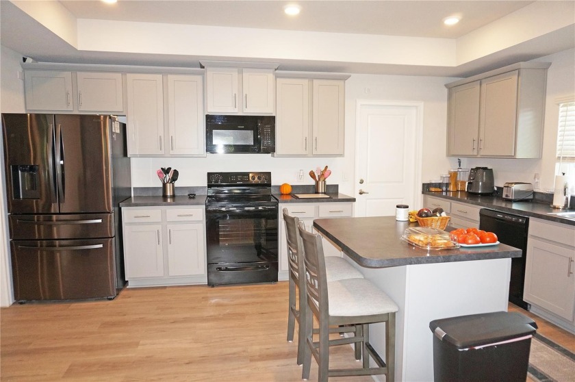 Spacious and impressive 4 Bedroom, 3 Bathroom home with attached - photo 19