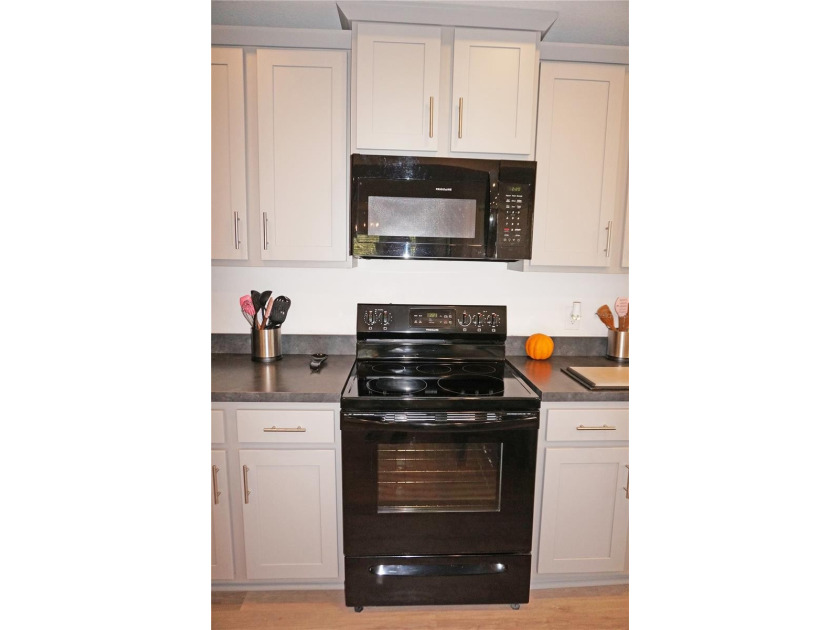 Spacious and impressive 4 Bedroom, 3 Bathroom home with attached - photo 21