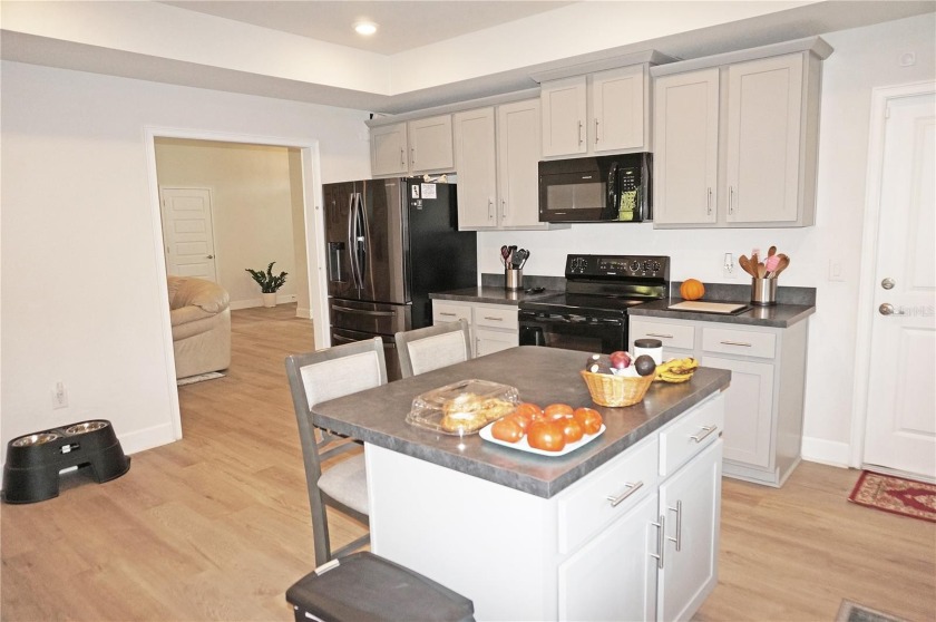 Spacious and impressive 4 Bedroom, 3 Bathroom home with attached - photo 24
