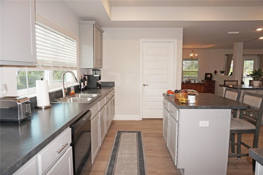 Spacious and impressive 4 Bedroom, 3 Bathroom home with attached - photo 25