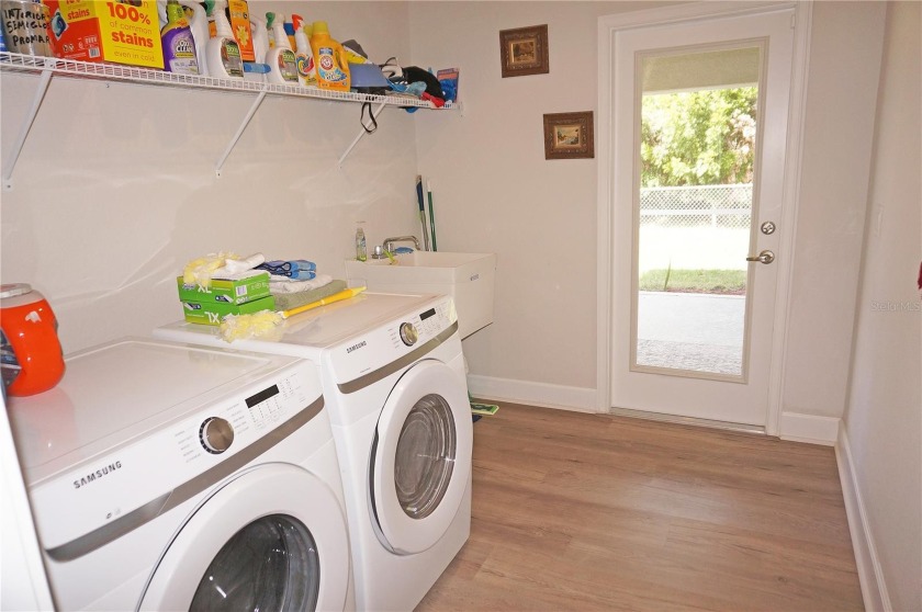Spacious and impressive 4 Bedroom, 3 Bathroom home with attached - photo 28