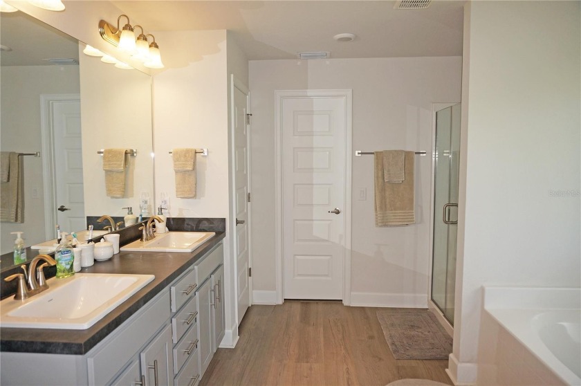 Spacious and impressive 4 Bedroom, 3 Bathroom home with attached - photo 35