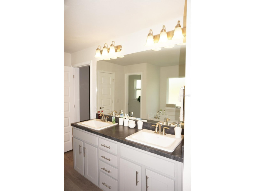Spacious and impressive 4 Bedroom, 3 Bathroom home with attached - photo 36