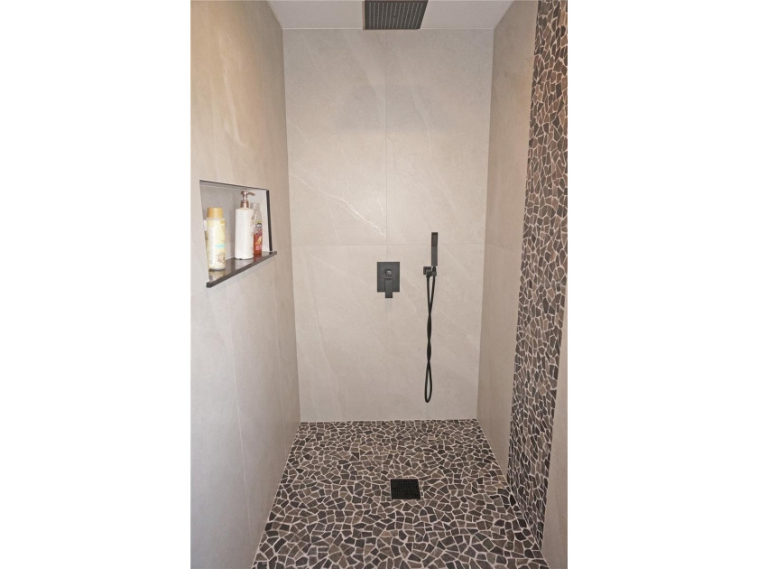 Spacious and impressive 4 Bedroom, 3 Bathroom home with attached - photo 41