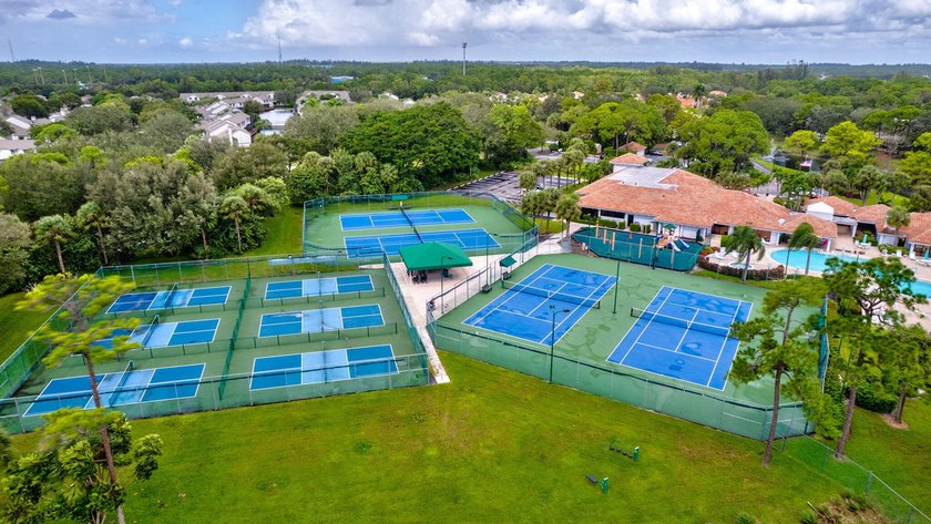 Discover this inviting 2-bedroom, 2-bath villa with 1-car garage - photo 41