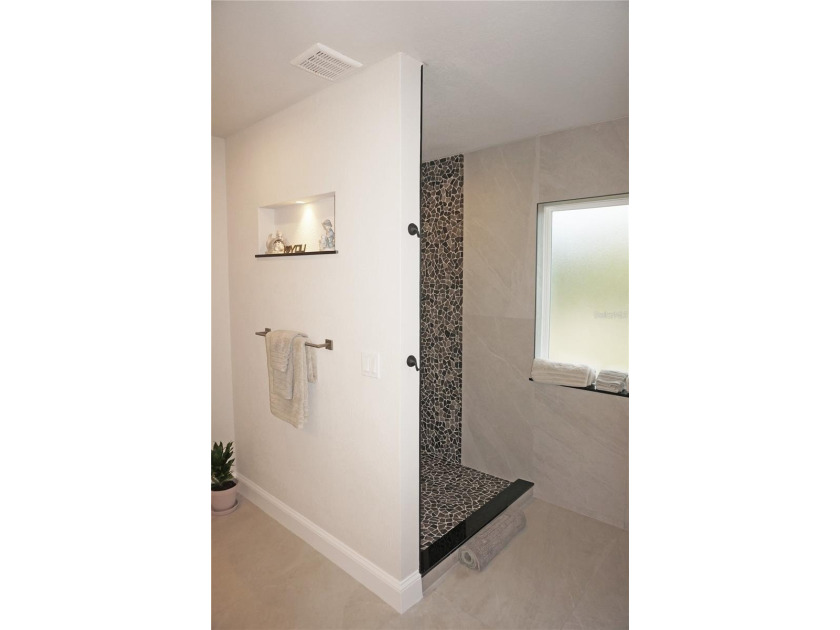 Spacious and impressive 4 Bedroom, 3 Bathroom home with attached - photo 42