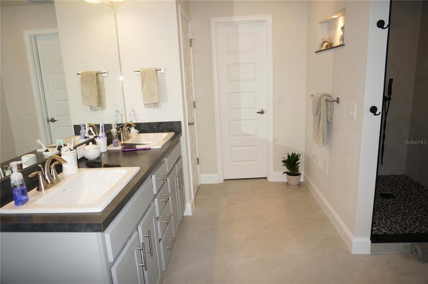 Spacious and impressive 4 Bedroom, 3 Bathroom home with attached - photo 43