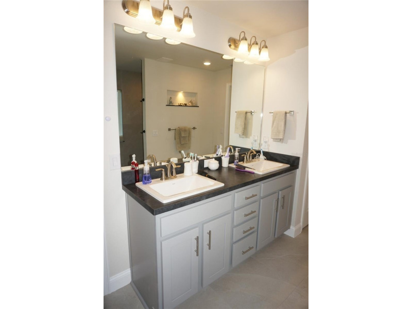 Spacious and impressive 4 Bedroom, 3 Bathroom home with attached - photo 44