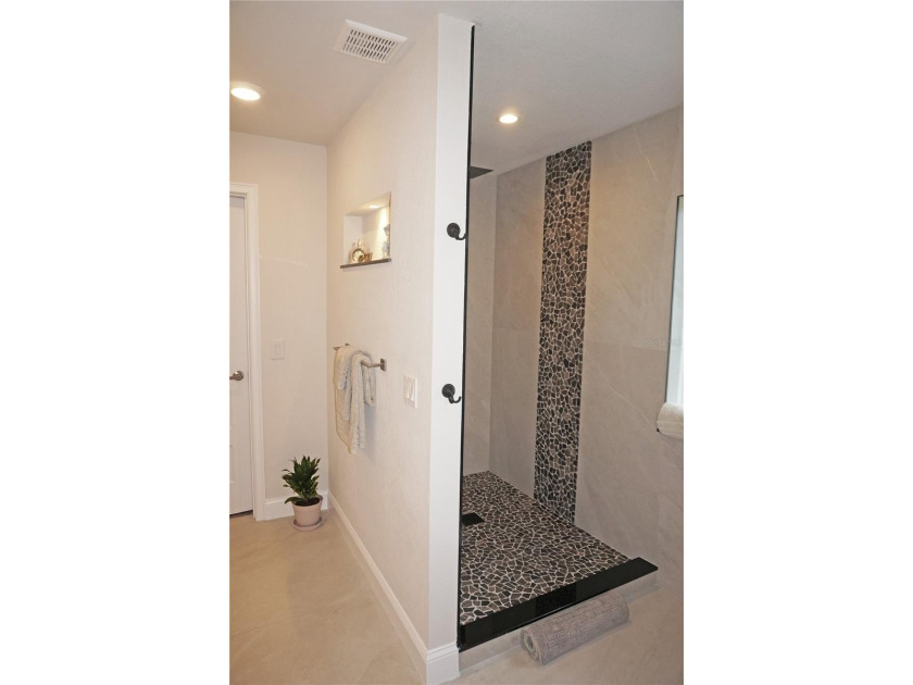 Spacious and impressive 4 Bedroom, 3 Bathroom home with attached - photo 46