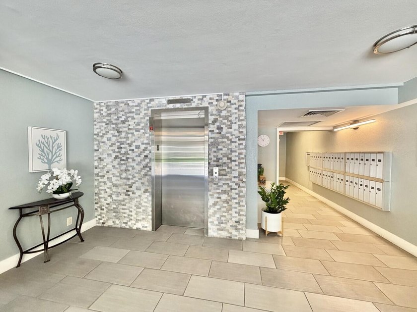 Freshly painted top-floor 2BR/2BA penthouse in a 4-story - photo 10