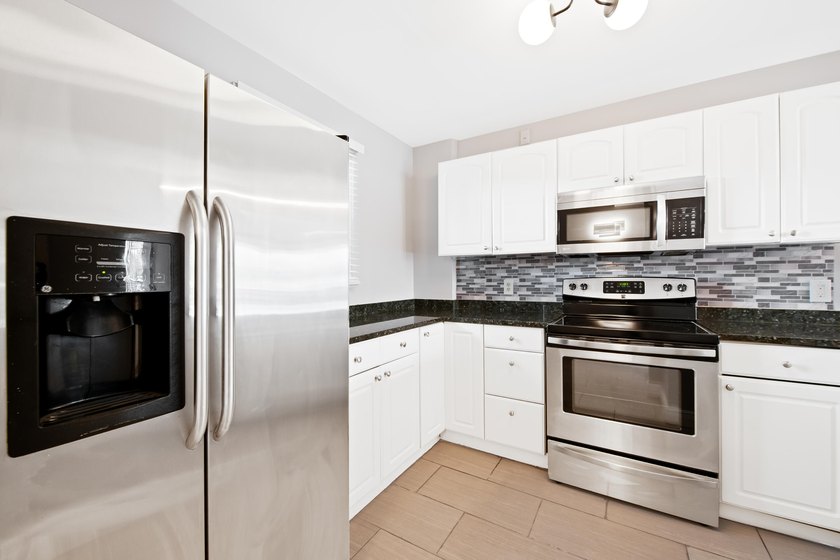 Remodeled &amp; Spacious light and bright 2 bedroom, 2 bathroom - photo 2